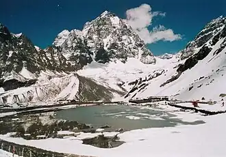 Ansicht auf den 5653 m hohen Manimahesh Kailash mit gleichnamigem Bergsee