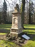 Wesel-Diersfordt: Das Kaiserdenkmal vor dem Ehrenfriedhof