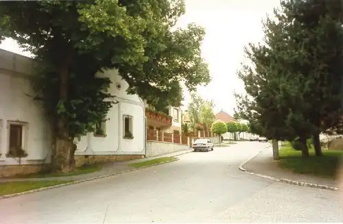 Ehem. Dreißigstamt von 1708 (li.)