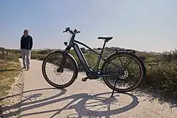 Ein Kalkhoff E-Bike steht auf einem Weg in den Dünen