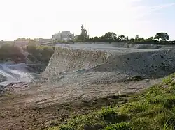 Kalksteinbruch mit Kalkwerk im Hintergrund