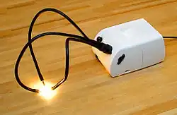 Kaltlichtquelle mit dreiarmigem Schwanenhals-Lichtleiter