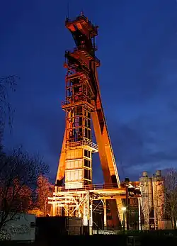 Angestrahlter Schacht Grillo 1 in den Abendstunden, 2008; Grillo 2 wurde abgerissen.