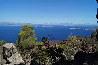 Blick vom Vulkan Kameno Vouno nach Nordwesten auf den Golf von Epidaurus: Hier zwischen Methana und der Insel Kyra (Bildmitte) befindet sich der Pafsanias-Vulkan am Meeresgrund.