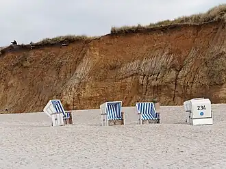 … mit Resten von Bebauung