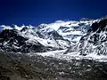 Der Kangchendzöngagletscher trifft auf die Moräne des Gisanggletschers (links im Bild) (2014)