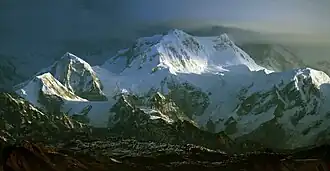 Kabru-Südgipfel (rechts der Bildmitte) und Mittelgipfel (rechts), links der Ratong (links davor der Kokthang)
