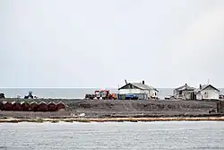 Kap Schelanija, Forschungsstation des Nationalparks „Russische Arktis“ (mit Eisbären)