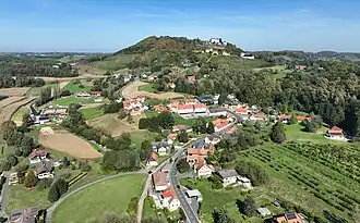 Südansicht von Kapfenstein mit dem Kapfensteiner Kogel im Hintergrund