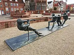 Tauziehergruppe in Wismar