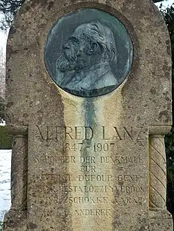 Gedenkstätte im reformierten Kirchhof von Rohrbach für Karl Alfred Lanz (1847–1907). Porträtrelief von Karl Hänny (1879–1972).