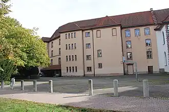 Großer Pausenhof hinter Haus 1