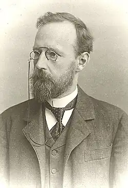 Karl Heider mit kleiner Klemmbrille, langem Bart und dunklem Anzug