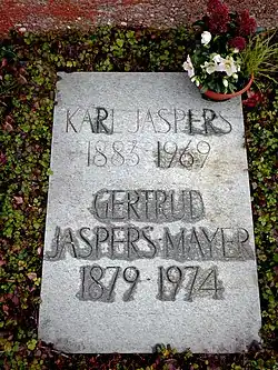 Karl Jaspers (1883–1969) Psychiater, Philosoph, Professor, Geschichtsphilosophie, Religionsphilosophie, Ehrendoktortitel der Universitäten Lausanne, Heidelberg, Paris, Genf und Basel. Grab auf dem Friedhof Hörnli, Riehen, Basel-Stadt