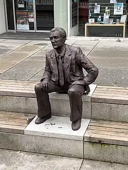 Karl Obermayr, Denkmal, Bronzestatue, Bronzeskulptur, Künstlerin Ioana Luca, Düsseldorfer Bildhauerin, Kunst im öffentlichen Raum, Freising, Moosach