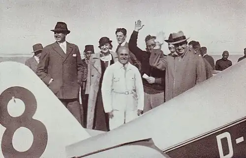 „Nach dem Sieg: der deutsche Gesandte Herr von Stohrer, seine Gattin, Begleiter Michl Schmitt, Karl Schwabe und Fritze Siebel“