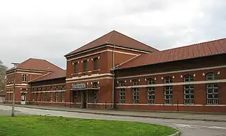 Bahnhof Kar­lo­vac, Em­pfangs­ge­bäude