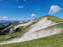 Blick vom kleinen Speikboden auf die karstige Südflanke des Karlsteins.