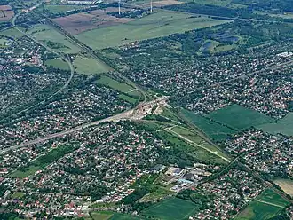 Der Bahnhof könnte am Schnittpunkt beider Strecken (Bildmitte) entstehen.