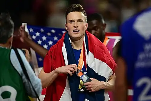 Der nach seiner Verletzung im Vorjahr wiedererstarkte Karsten Warholm mit Landesfahne