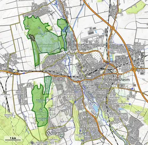 Die topographische Karte mit Höhenlinien zeigt bewaldete und unbewaldete Gebiete, Berge mit Höhenangaben sowie Verkehrswege, das FFH hervorgehoben