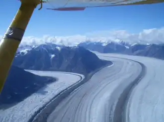 Ein Seitengletscher mündet in den Hauptgletscher (vom Flugzeug aus gesehen)