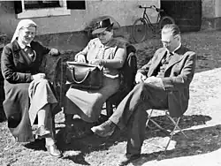 Regina Kägi-Fuchsmann (Mitte), Frauenrechtlerin und Flüchtlingshelferin