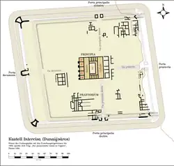Umbauten: Das mittelkaiserzeitliche Kastell Donaukastell Intercisa erhielt in der Spätantike fächer- und U-förmige Türme, Tore wurden vermauert und das Praetorium palastartig ausgebaut.