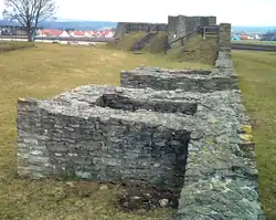 Teilrekonstruierte Prätorialfront 2006: Blick von Osten auf Porta praetoria