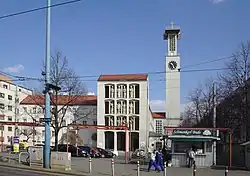 Pius-Parsch-Platz mit der Pfarrkirche