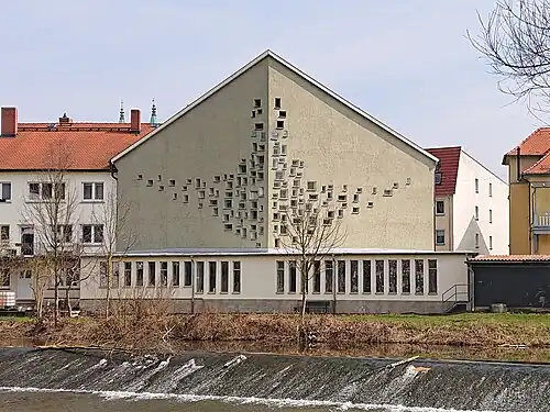Westfassade (Altarwand) mit „Vollendung“
