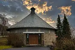 Moderne Katholische Rundkirche in der Gemeinde Heidenrod Ortsteil-Nauroth im Rheingau-Taunus-Kreis.