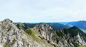 Katzenkopf (ganz rechts), neben Mittergern (mittig rechts) vom Kramerspitz