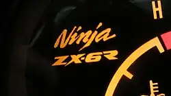 „Ninja“-Schriftzug beleuchtet