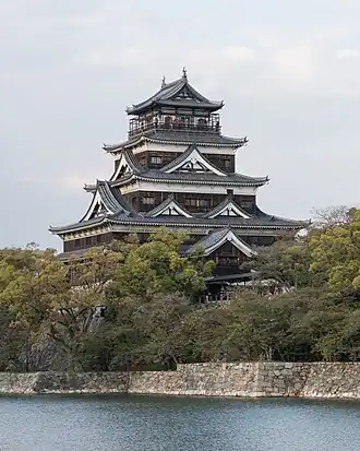 Rekonstruierte Burg Hiroshima. Heute ist in der Burg ein Museum eingerichtet
