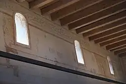 Mäanderfries und Wandmalereien im Langhaus