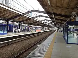 Bahnsteige von Keiō Dentetsu