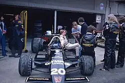 Keke Rosberg mit Ingenieuren am WR8; Imola, 1979