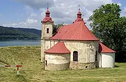 Eingedeichte Kirche des aufgegebenen Dorfes Kelča