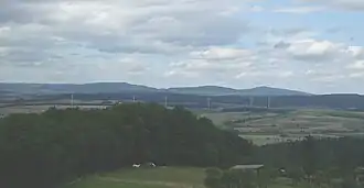 Blick von Südsüdwesten vom Berg Burgholz (379,1 m) zum Kellerwald mit Hohem Lohr (656,7 m, links), Jeust (585 m, Mitte) und Wüstegarten (675,3 m, rechts); vorne die Gilserberger Höhen