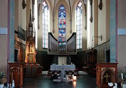 Heutiger Hauptaltar mit Schumacher-Orgel