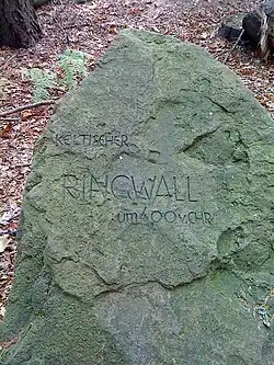 Der Hinweisstein des Ringwalls, mit fälschlicherweise keltischer Zuordnung
