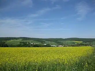 Blick von Osten zum Kemeler Rücken mit Gesteinteheck (links; hinter Sendemast auf dem Schönauer Küppel), Grauem Kopf (rechts) und Laufenselden (2012) und …