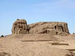 Blick auf die westliche Deffufa von Süden