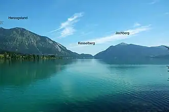 Der Kesselberg als Senke zwischen Herzogstand und Jochberg