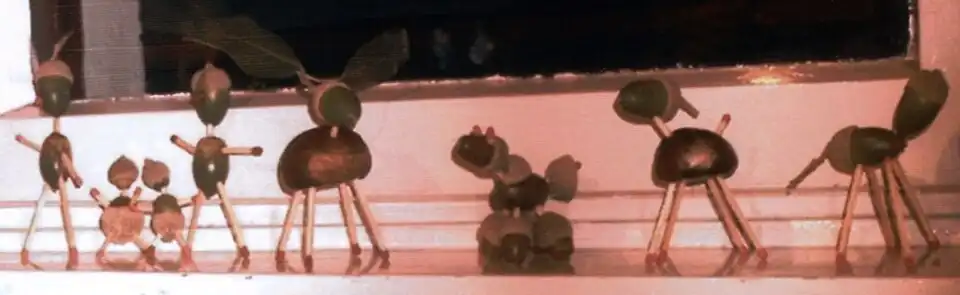 Kastanientiere mit zusätzlich verbauten Eicheln auf der Fensterbank