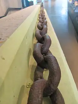 Grubenhunt der Kettenbahn (Fossilien- und Heimatmuseum Messel) und die Zugkette der Kettenbahn, ausgestellt im Besucherzentrum der Welterbestätte Grube Messel