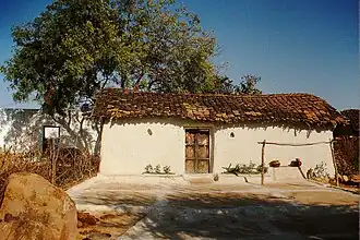 Fensterloses Lehmhaus in Khajuraho, Indien