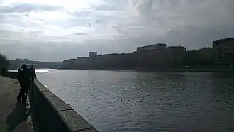 Die Frunsenskaja-Uferstraße. Sicht aus Puschkinsker-Uferstraße