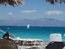 Strand von Kiato mit Blick über den Korinthischen Golf
